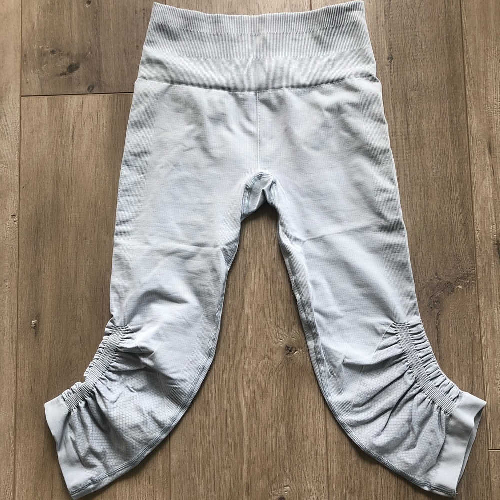 Lululemon in the flow yoga crop